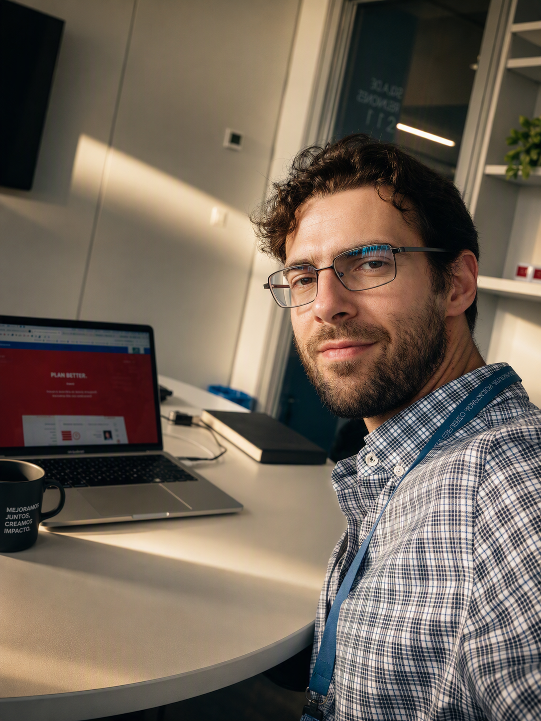 Alejandro López trabajando